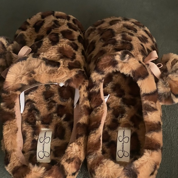 Jessica Simpson Women’s Size 9-10 Leopard Slippers. New in Box. - Picture 4 of 8
